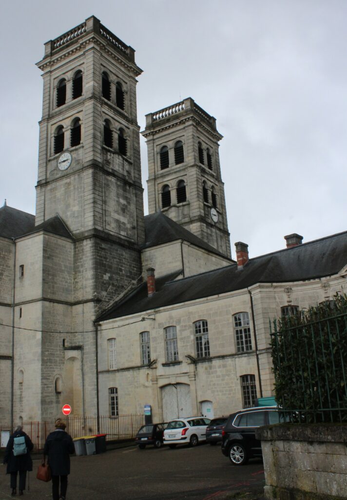 La visite de la cathédrale Notre-Dame de Verdun (Meuse), dont les origines remontent à la fin du Xe siècle, a permis d'évoquer plus d'un millénaire d'histoire religieuse.