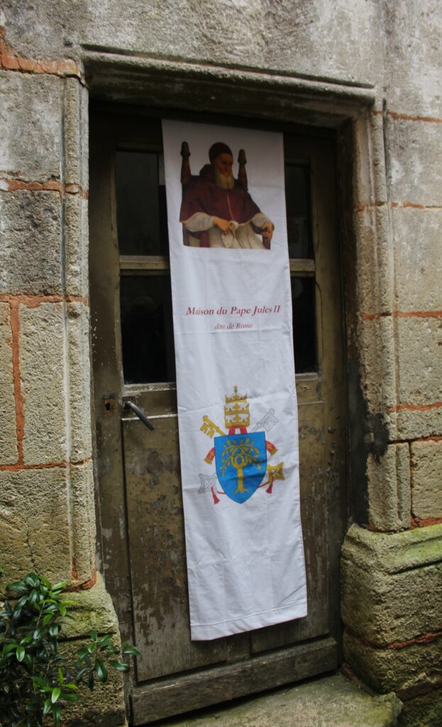 Vues extérieures de la maison dite « du pape Jules II » à Verdun (Meuse). Photographies en couleurs, prises de vue réalisées le samedi 4 avril 2026. Crédits photographiques : © 2020 laromagne.info par Marie-Noëlle ESTIEZ BONHOMME.