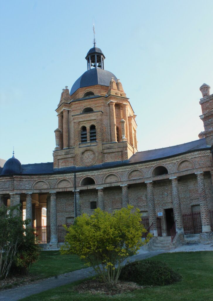 Le rendez-vous a été fixé devant l'église Saint-Didier d'Asfeld (Ardennes). Les participants ont commencé visiter cet édifice, célèbre pour son architecture baroque en forme de viole de gambe.
