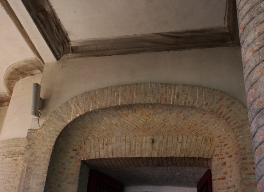 
Le linteau de l’entrée de l'église Saint-Didier d'Asfeld (Ardennes) illustre la complexité de la mise en œuvre et de l’agencement des briques. Photographie en couleurs, prise de vue réalisée le samedi 25 avril 2026. Crédits photographiques : © 2020 laromagne.info par Marie-Noëlle ESTIEZ BONHOMME.