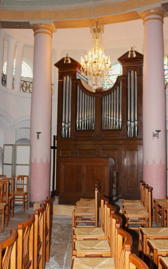 Orgue de l'église Saint-Didier d'Asfeld (Ardennes), construit vers 1900 par Clovis Renault, facteur d'orgues à Signy-le-Petit (Ardennes). Son buffet en chêne est rythmé par deux tourelles. Les fresques murales du XIXᵉ siècle, recouvertes d'un badigeon au XXᵉ siècle, ont été mises au jour et restaurées au XXIᵉ siècle. Photographies en couleurs, prises de vue réalisées le samedi 25 avril 2026. Crédits photographiques : © 2020 laromagne.info par Marie-Noëlle ESTIEZ BONHOMME.