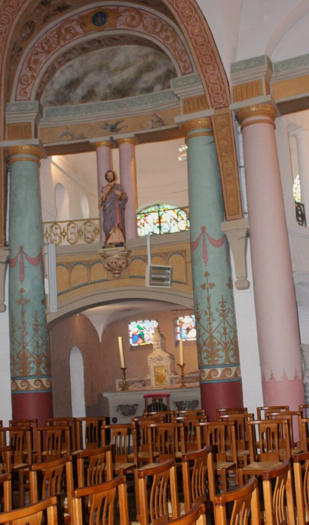 Orgue de l'église Saint-Didier d'Asfeld (Ardennes), construit vers 1900 par Clovis Renault, facteur d'orgues à Signy-le-Petit (Ardennes). Son buffet en chêne est rythmé par deux tourelles. Les fresques murales du XIXᵉ siècle, recouvertes d'un badigeon au XXᵉ siècle, ont été mises au jour et restaurées au XXIᵉ siècle. Photographies en couleurs, prises de vue réalisées le samedi 25 avril 2026. Crédits photographiques : © 2020 laromagne.info par Marie-Noëlle ESTIEZ BONHOMME.