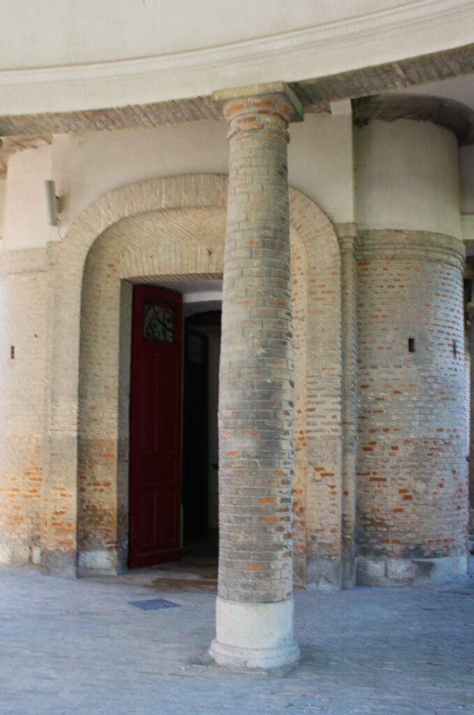Les colonnes de style toscan de l'église Saint-Didier d'Asfeld (Ardennes) sont simples et robustes, sans décoration, avec un fût lisse et un chapiteau très sobre. Photographie en couleurs, prise de vue réalisée le samedi 25 avril 2026. Crédits photographiques : © 2020 laromagne.info par Marie-Noëlle ESTIEZ BONHOMME.