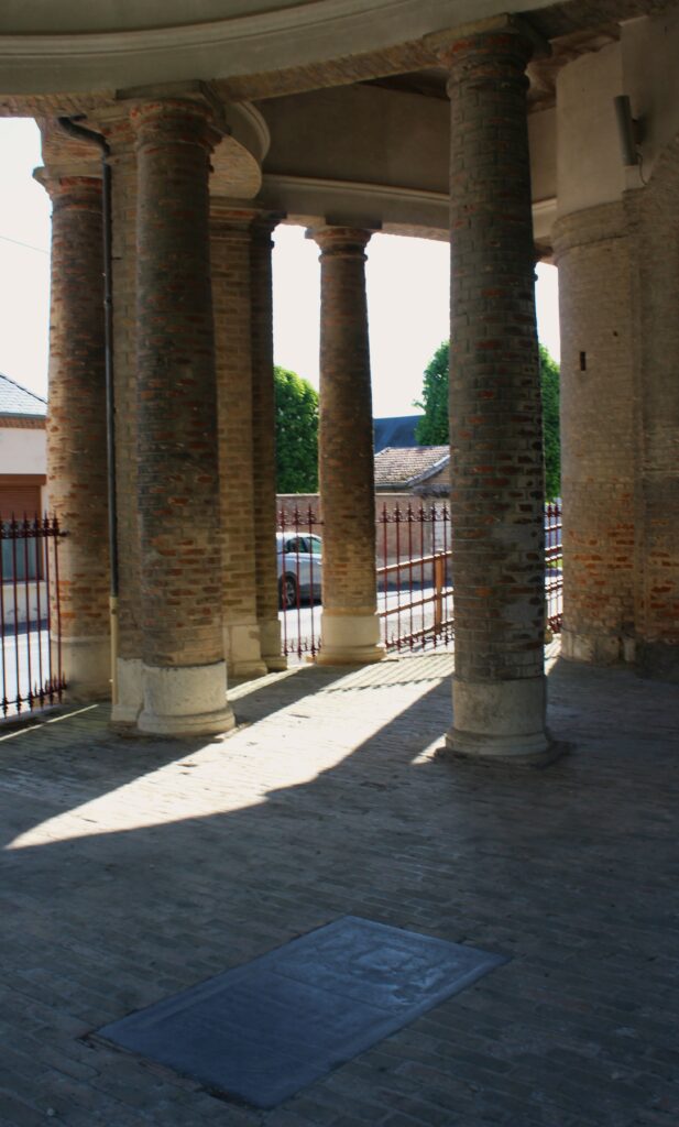 Cette découverte a été accompagnée des explications d'un guide, qui ont permis de mieux comprendre l'histoire et les particularités de ce monument.
