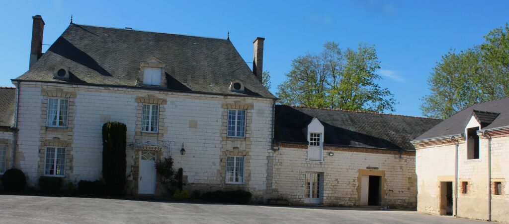 La toiture à forte pente de la ferme du château de Poilcourt-Sydney (Ardennes) est caractéristique de l'architecture rurale du XVIIᵉ siècle dans les régions à pluviométrie élevée. Photographie en couleurs, prise de vue réalisée le samedi 25 avril 2026. Crédits photographiques : © 2020 laromagne.info par Marie-Noëlle ESTIEZ BONHOMME.