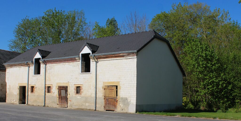 Bâtiment agricole de la ferme du château de Poilcourt-Sydney (Ardennes), destiné à l'élevage, dont la toiture semble postérieure à l'édifice d'origine. Photographie en couleurs, prise de vue réalisée le samedi 25 avril 2026. Crédits photographiques : © 2020 laromagne.info par Marie-Noëlle ESTIEZ BONHOMME.