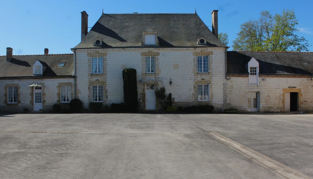 Façade principale de la ferme du château de Poilcourt-Sydney (Ardennes), vue d'ensemble. Photographie en couleurs, prise de vue réalisée le samedi 25 avril 2026. Crédits photographiques : © 2020 laromagne.info par Marie-Noëlle ESTIEZ BONHOMME.