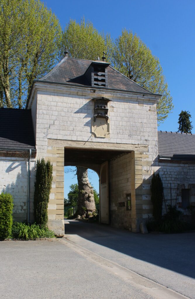 La matinée s'est poursuivie à Poilcourt-Sydney (Ardennes) avec la présentation de la ferme du château, ensemble des XVIIᵉ et XVIIIᵉ siècles, témoin de l'évolution du patrimoine rural et seigneurial du Porcien.