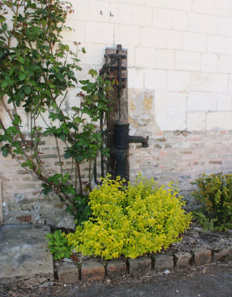 Pompe à eau de la ferme du château de Poilcourt-Sydney (Ardennes). L’inscription allemande « Waschen verboten » (« interdit de se laver »), encore visible sur l’ouvrage, constitue un témoignage matériel de l’occupation du village pendant la Première Guerre mondiale. Photographies en couleurs, prises de vue réalisées le samedi 25 avril 2026. Crédits photographiques : © 2020 laromagne.info par Marie-Noëlle ESTIEZ BONHOMME.