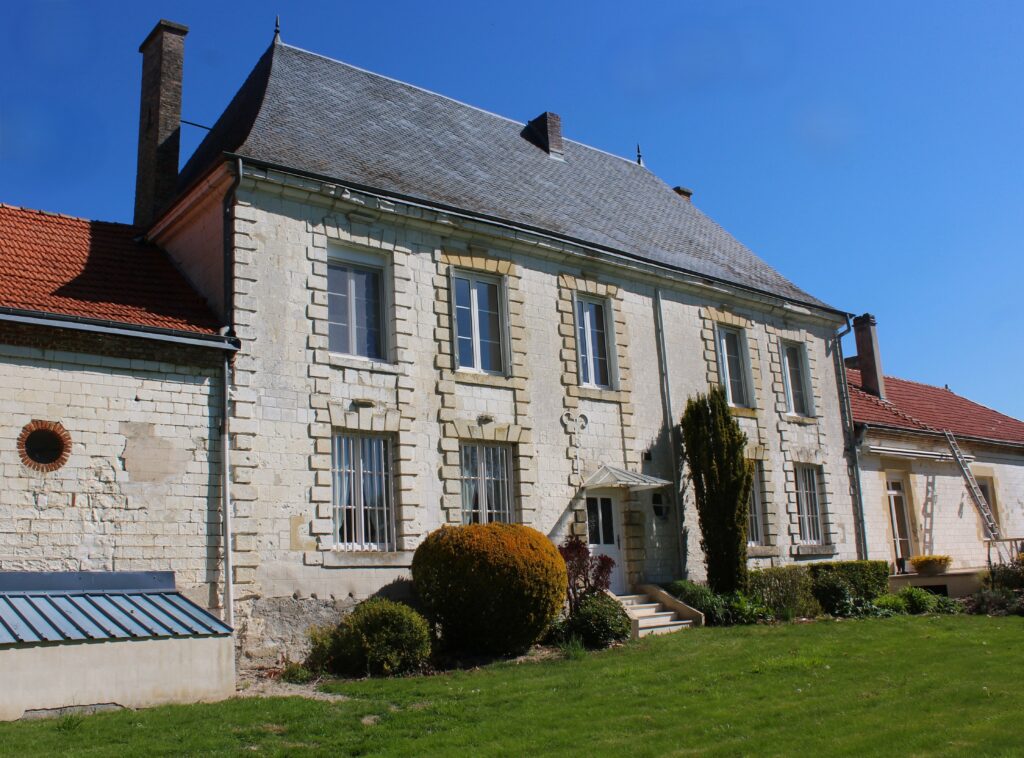 Petit pont métallique enjambant la Retourne et façade arrière de la ferme du château de Poilcourt-Sydney (Ardennes). Photographies en couleurs, prises de vue réalisées le samedi 25 avril 2026. Crédits photographiques : © 2020 laromagne.info par Marie-Noëlle ESTIEZ BONHOMME.