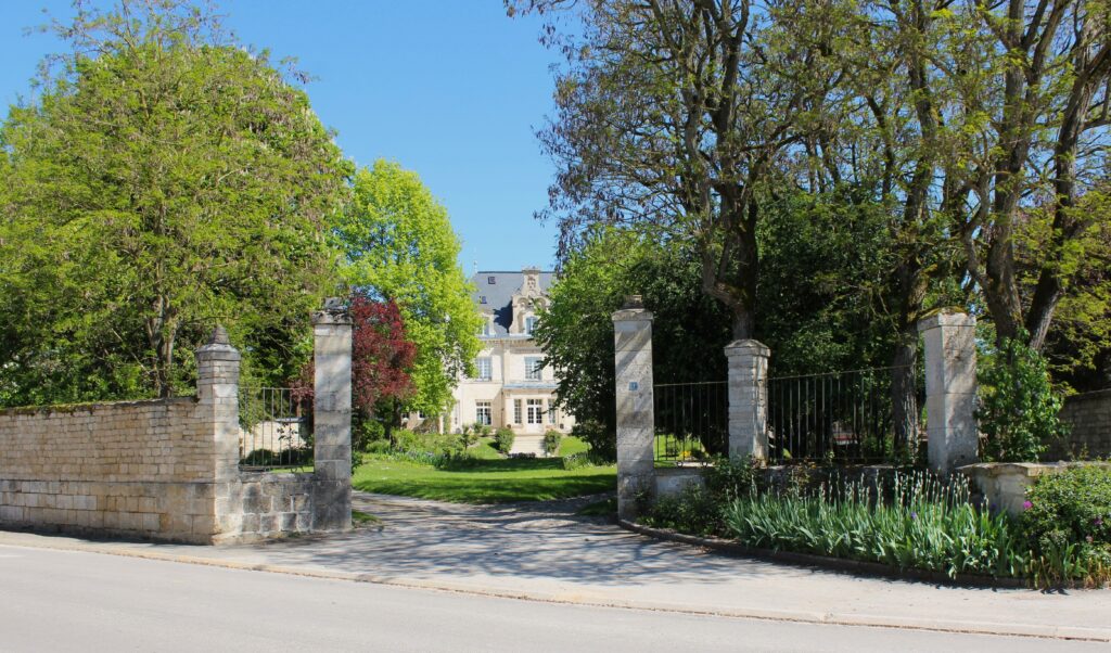Après un déjeuner facultatif à Chaumont-Porcien (Ardennes), les visites ont repris l'après-midi au château de Sévigny-Waleppe (Ardennes).