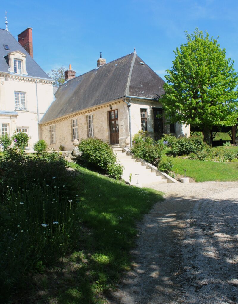 Façade principale du château de Sévigny-Waleppe (Ardennes) et son aile droite en retour d’équerre. Photographies en couleurs, prises de vue réalisées le samedi 25 avril 2026. Crédits photographiques : © 2020 laromagne.info par Marie-Noëlle ESTIEZ BONHOMME.