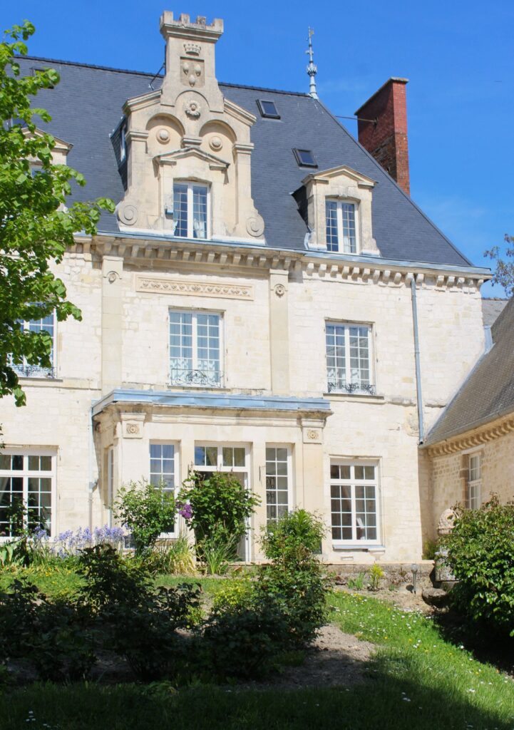 Façade principale du château de Sévigny-Waleppe (Ardennes) et son aile droite en retour d’équerre. Photographies en couleurs, prises de vue réalisées le samedi 25 avril 2026. Crédits photographiques : © 2020 laromagne.info par Marie-Noëlle ESTIEZ BONHOMME.