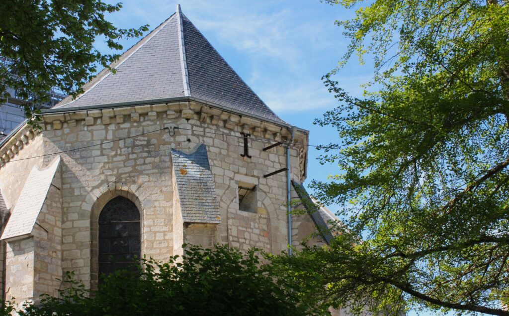 Vue sur l’église Saint-Leu depuis le château de Sévigny-Waleppe (Ardennes). Photographie en couleurs, prise de vue réalisée le samedi 25 avril 2026. Crédits photographiques : © 2020 laromagne.info par Marie-Noëlle ESTIEZ BONHOMME.