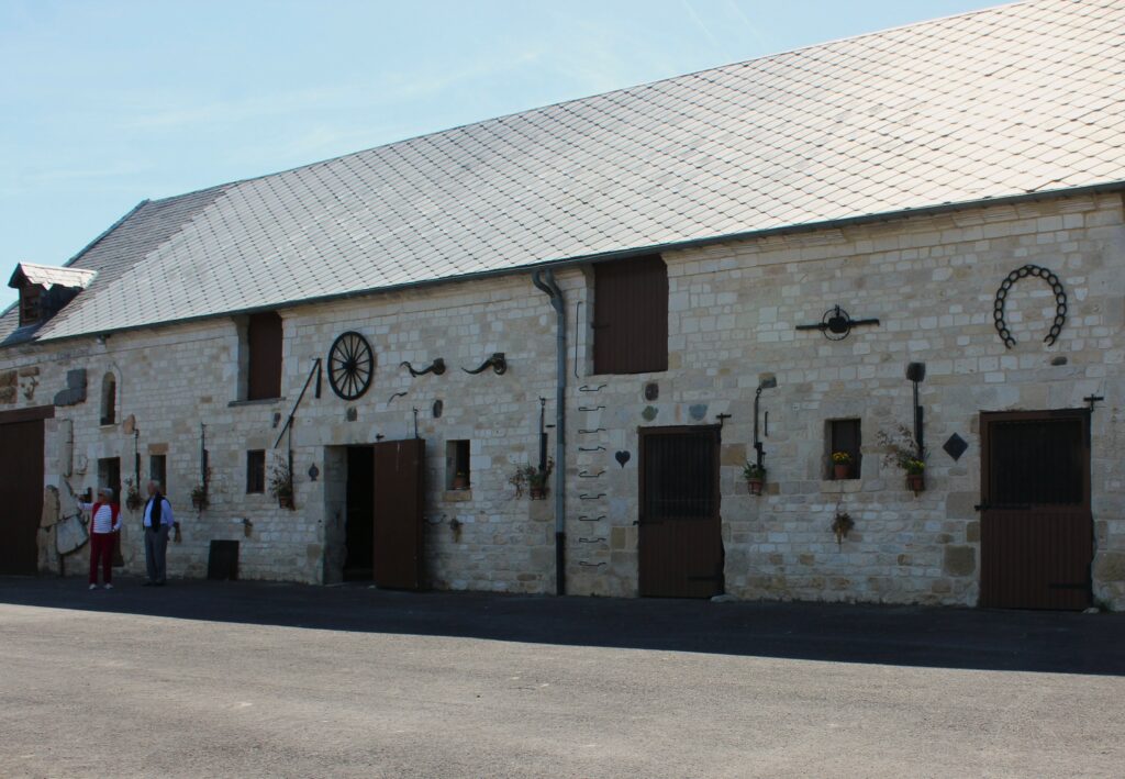La journée s'est achevée à Saint-Quentin-le-Petit (Ardennes) par la découverte de la ferme de la Bouverie, site de l'ancienne abbaye cistercienne de la Valroy.