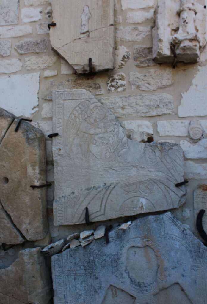 Statue en bois de Notre-Dame de la Valroy et fragments de pierres tumulaires provenant de l’ancienne abbaye de la Valroy, présentés à la ferme de la Bouverie à Saint-Quentin-le-Petit (Ardennes). Photographie en couleurs, prise de vue réalisée le samedi 25 avril 2026. Crédits photographiques : © 2020 laromagne.info par Marie-Noëlle ESTIEZ BONHOMME.