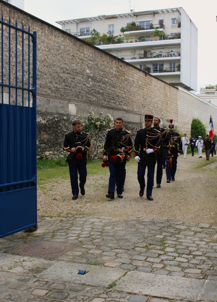 Le mercredi 20 mai 2026, la Société en France des fils de la Révolution américaine (SAR France) a réuni ses membres et leurs invités au cimetière de Picpus, à Paris (Île-de-France), pour rendre hommage au marquis de La Fayette. Organisée devant sa tombe, cette cérémonie s’inscrivait dans les commémorations du 250ᵉ anniversaire de l’indépendance des États-Unis.