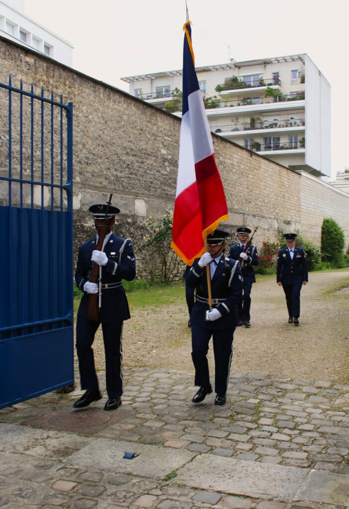 Le choix de cette date correspondait au 192ᵉ anniversaire de la disparition de La Fayette, décédé le 20 mai 1834. Sa sépulture demeure l’un des principaux lieux de mémoire de l’amitié franco-américaine. Depuis son inhumation, elle est marquée par la présence permanente du drapeau des États-Unis, symbole durable des liens entre les deux nations.