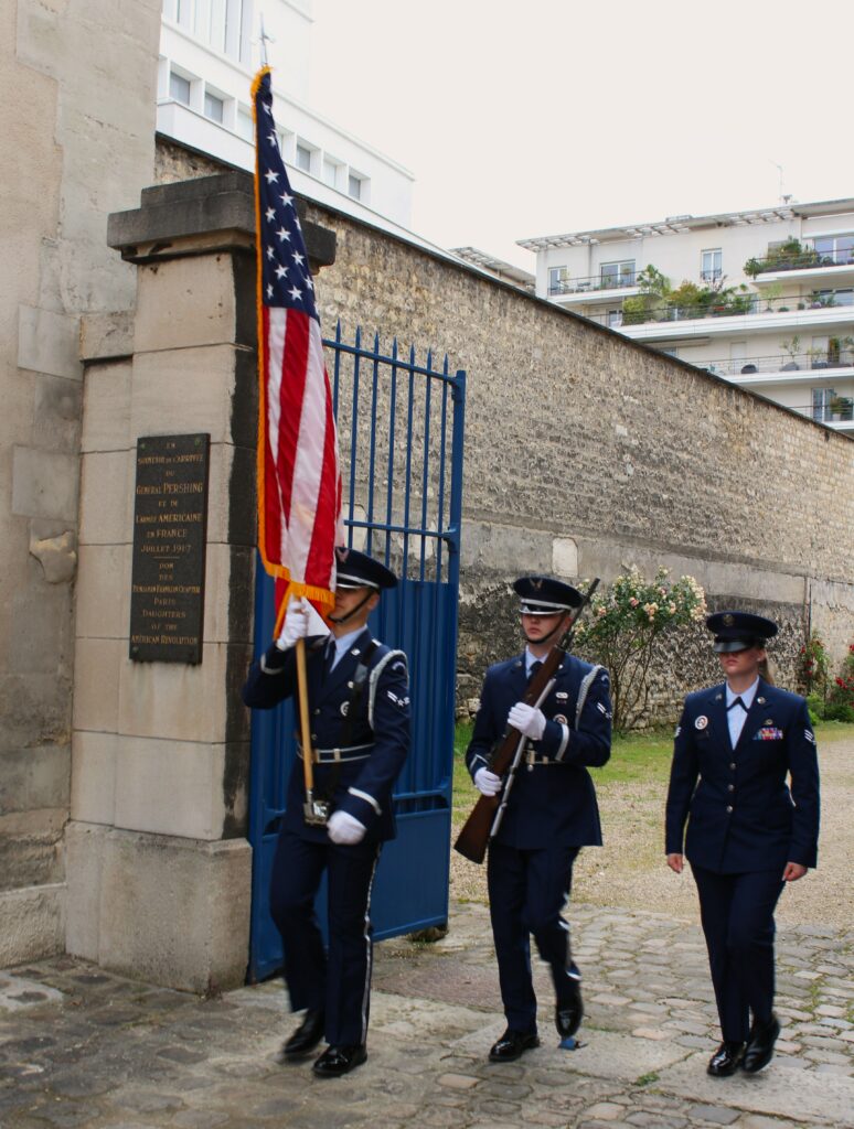 La présence du blog laromagne.info s’expliquait par l’appartenance d’un descendant d’Étienne Estier à la Société en France des fils de la Révolution américaine (SAR France), à la neuvième génération en ligne directe, le patronyme étant conservé sous sa graphie d’origine Estier (et non Estiez).