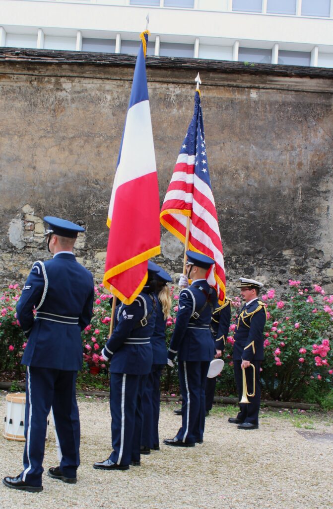 Cérémonie commémorant les 250 ans de l’indépendance des États-Unis au cimetière de Picpus (Paris, Île-de-France), en présence de soldats américains de la Base Honor Guard et de militaires français de la Garde républicaine. Photographies en couleurs, prises de vue réalisées le mercredi 20 mai 2026. Crédits photographiques : © 2020 laromagne.info par Marie-Noëlle ESTIEZ BONHOMME.