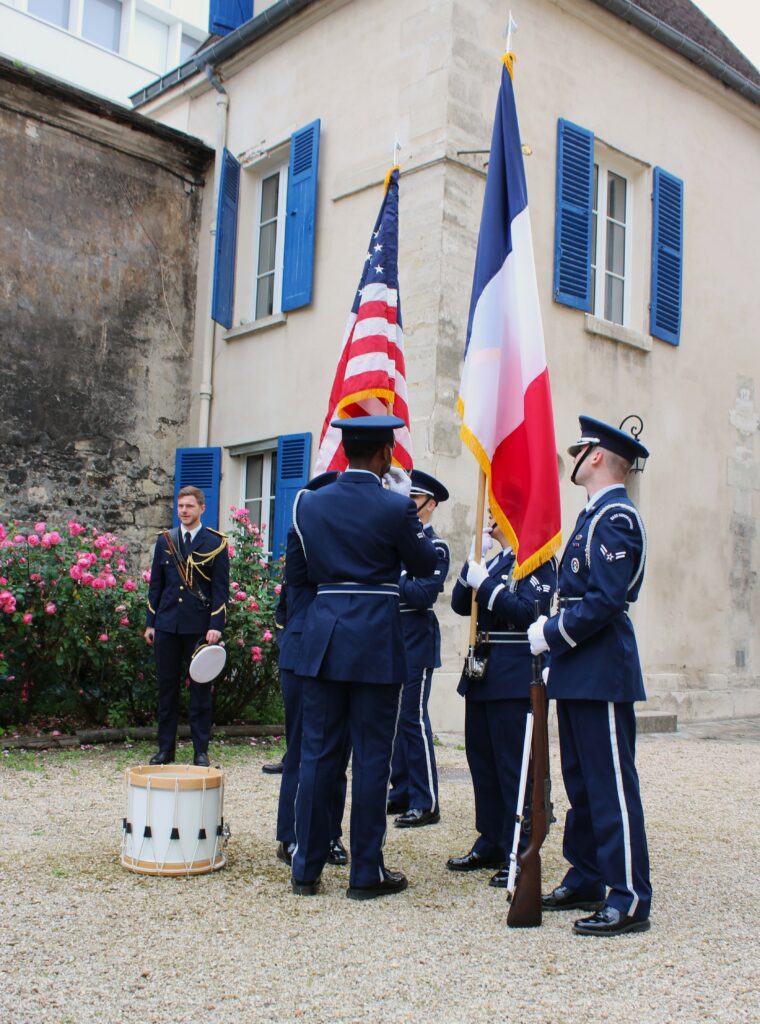 Cérémonie commémorant les 250 ans de l’indépendance des États-Unis au cimetière de Picpus (Paris, Île-de-France), en présence de soldats américains de la Base Honor Guard et de militaires français de la Garde républicaine. Photographies en couleurs, prises de vue réalisées le mercredi 20 mai 2026. Crédits photographiques : © 2020 laromagne.info par Marie-Noëlle ESTIEZ BONHOMME.