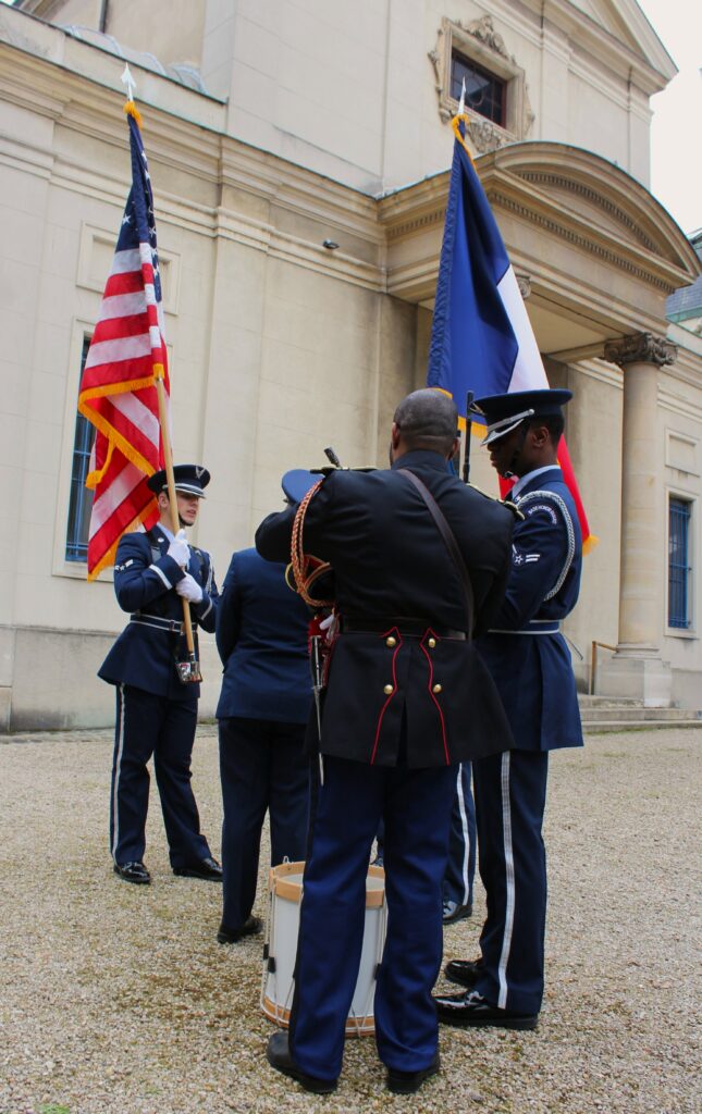 Cérémonie commémorant les 250 ans de l’indépendance des États-Unis au cimetière de Picpus (Paris, Île-de-France), en présence de soldats américains de la Base Honor Guard et de militaires français de la Garde républicaine. Photographies en couleurs, prises de vue réalisées le mercredi 20 mai 2026. Crédits photographiques : © 2020 laromagne.info par Marie-Noëlle ESTIEZ BONHOMME.
