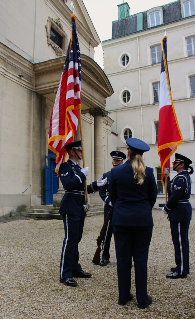 Cérémonie commémorant les 250 ans de l’indépendance des États-Unis au cimetière de Picpus (Paris, Île-de-France), en présence de soldats américains de la Base Honor Guard et de militaires français de la Garde républicaine. Photographies en couleurs, prises de vue réalisées le mercredi 20 mai 2026. Crédits photographiques : © 2020 laromagne.info par Marie-Noëlle ESTIEZ BONHOMME.