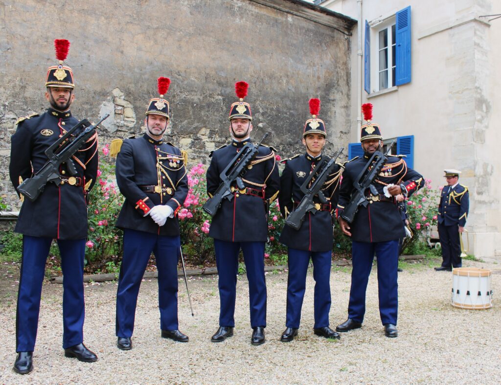 L’engagement de la France ne s’est pas limité à l’action de La Fayette. Les traités d’alliance du 6 février 1778 ont ouvert une coopération militaire, diplomatique et financière qui a mobilisé plusieurs milliers de soldats, de marins et de volontaires.