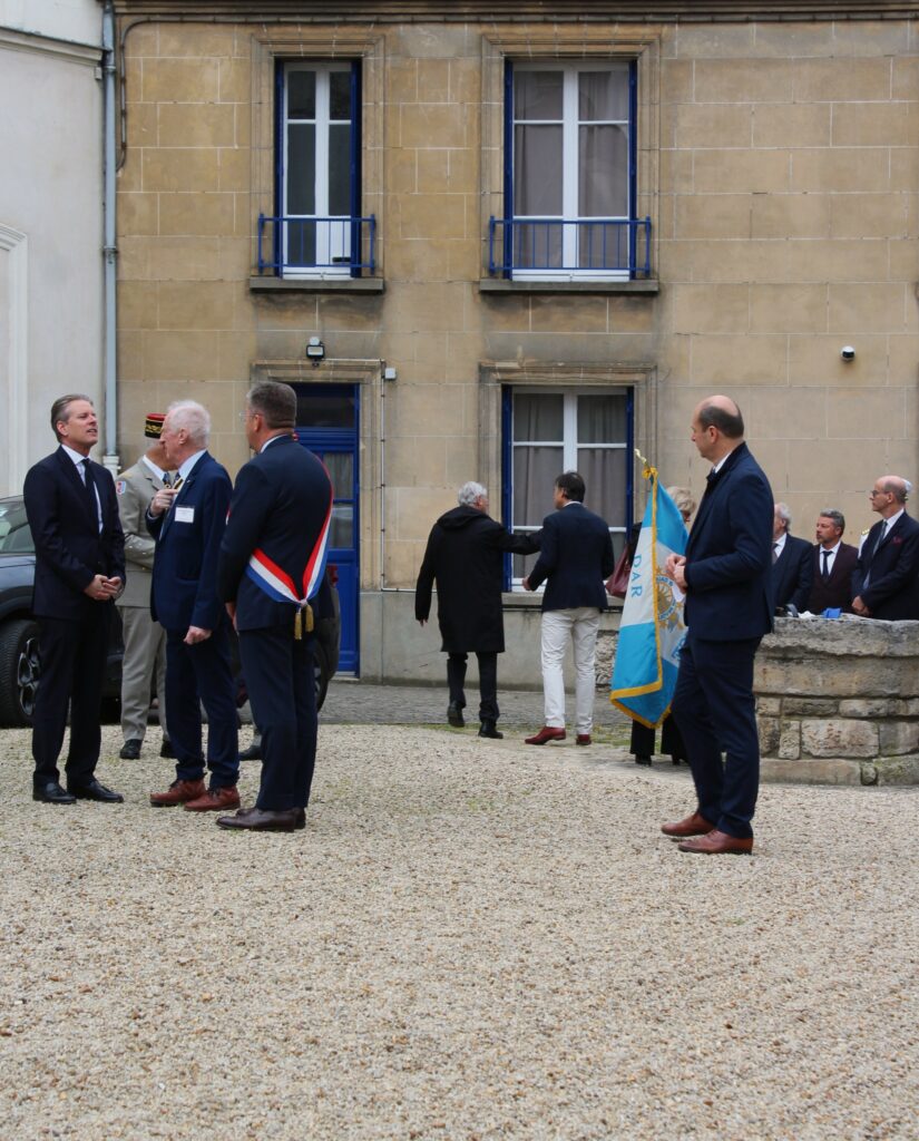 Fondée en 1927 et reconnue d’utilité publique depuis 2013, la Société en France des fils de la Révolution américaine (SAR France) a pour vocation de préserver cette mémoire. Elle encourage les recherches historiques, organise des conférences, des cérémonies commémoratives et des voyages d’études.