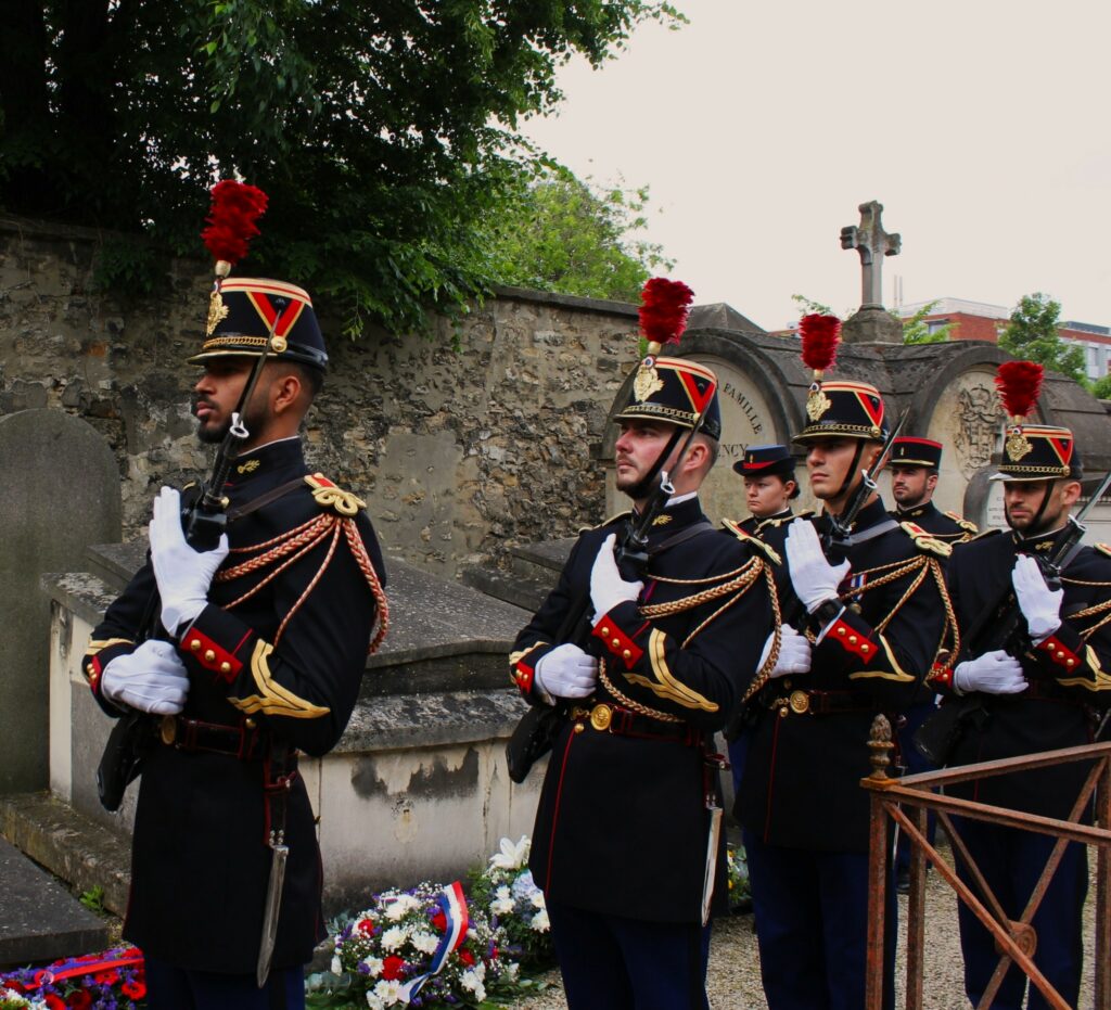 Les gants blancs, portés avec la grande tenue, symbolisent le caractère solennel des missions d'honneur de la Garde républicaine. Ils contribuent à l'élégance de la présentation tout en protégeant les armes et équipements des traces de manipulation.