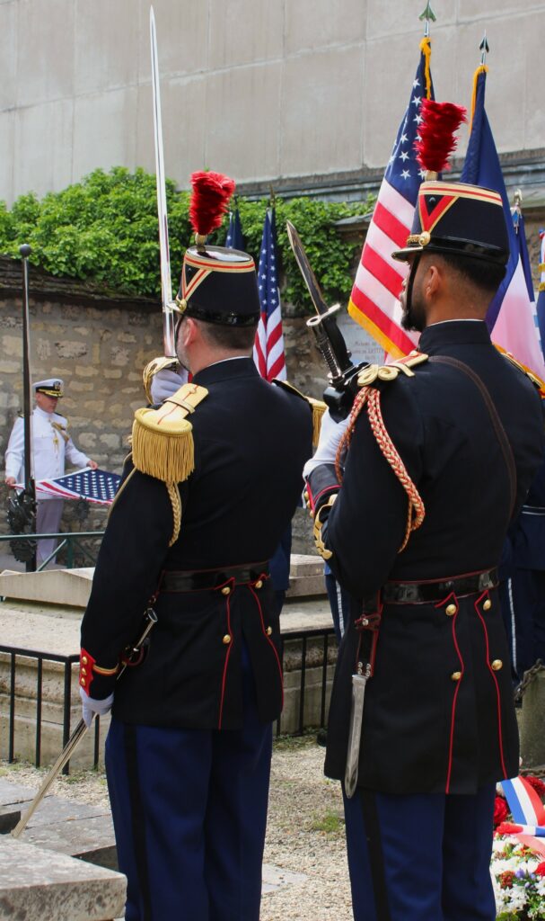 Le drapeau des États-Unis se compose de treize fasces alternées, sept rouges et six blanches. Son canton bleu, placé à la hampe, porte cinquante étoiles blanches à cinq branches, réparties en neuf rangées alternant six et cinq étoiles, toutes orientées avec une pointe vers le haut. Photographies en couleurs, prises de vue réalisées le mercredi 20 mai 2026. Crédits photographiques : © 2020 laromagne.info par Marie-Noëlle ESTIEZ BONHOMME.