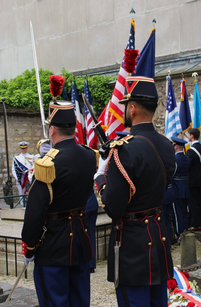 Le drapeau des États-Unis se compose de treize fasces alternées, sept rouges et six blanches. Son canton bleu, placé à la hampe, porte cinquante étoiles blanches à cinq branches, réparties en neuf rangées alternant six et cinq étoiles, toutes orientées avec une pointe vers le haut. Photographies en couleurs, prises de vue réalisées le mercredi 20 mai 2026. Crédits photographiques : © 2020 laromagne.info par Marie-Noëlle ESTIEZ BONHOMME.