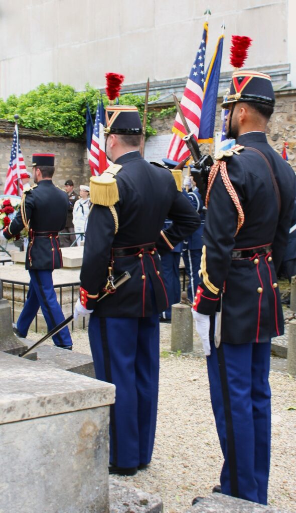 Les autorités civiles et militaires procèdent au dépôt de gerbes lors de la cérémonie commémorant les 250 ans de l'indépendance des États-Unis au cimetière de Picpus (Paris, Île-de-France). Photographie en couleurs. Prise de vue réalisée le mercredi 20 mai 2026. Crédits photographiques : © 2020 laromagne.info par Marie-Noëlle ESTIEZ BONHOMME.