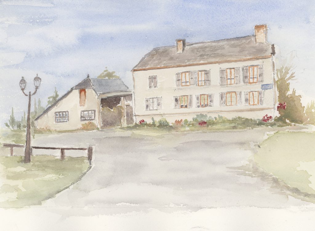Ferme Merlin et place du village de La Romagne (Ardennes). L’aquarelle met en relation le bâti, l’espace de circulation et les aménagements de la place. Elle propose une évocation du cadre architectural et paysager de la commune. Vue d’artiste. Aquarelle de l’auteure sur papier Canson. Crédits iconographiques : © 2020 laromagne.info par Marie-Noëlle ESTIEZ BONHOMME.