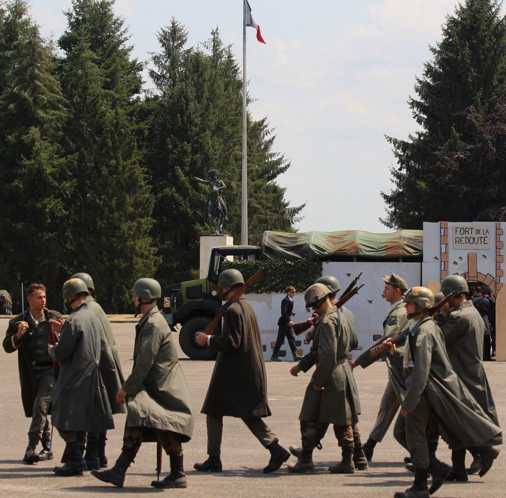 Chaque année, un jury composé d’élèves de l’Académie militaire distingue un ouvrage en lien avec le monde militaire. En 2026, le prix a été décerné à Olivier Norek pour son roman Les Guerriers de l’hiver.