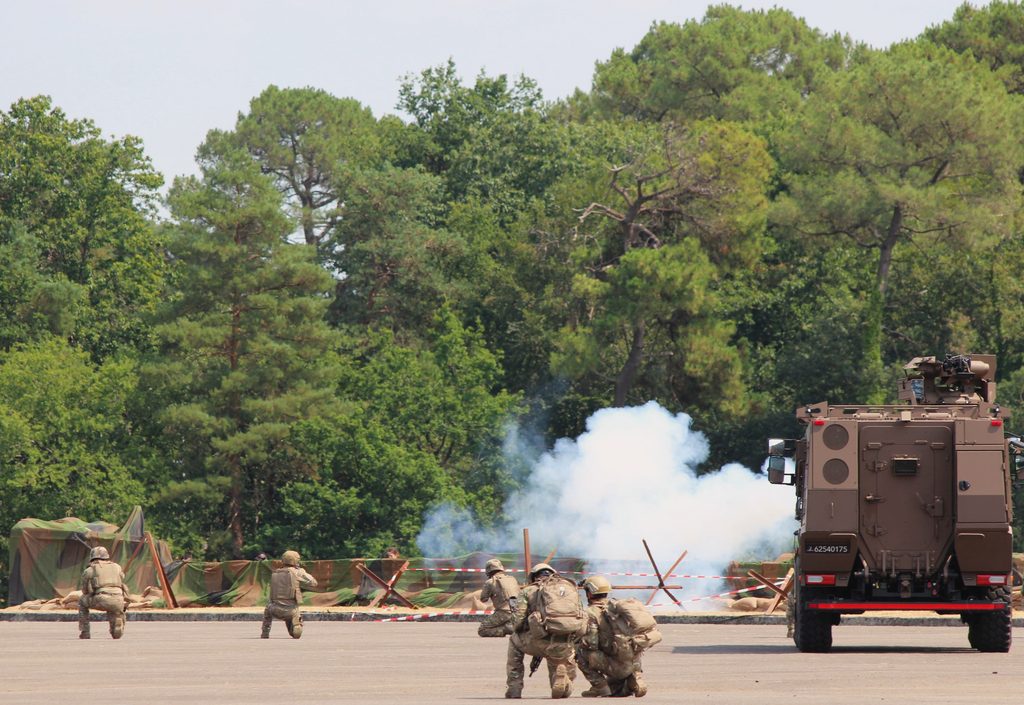
Cette première journée du festival s’est achevée à 18 h 30. Elle a également été marquée par l’inauguration, en petit comité, du Pôle de commandement de l’officier, réalisée par le général de division Emmanuel Charpy, alors commandant de l’Académie militaire de Saint-Cyr Coëtquidan.
