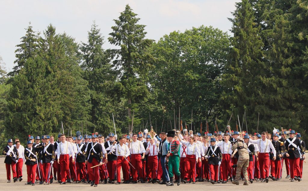 À la fin du XIXᵉ siècle, le Triomphe prit une nouvelle dimension en devenant la fête traditionnelle de fin d’année de l’École et en s’associant au baptême des « bazars », surnom donné aux nouveaux élèves-officiers avant leur entrée solennelle dans la tradition saint-cyrienne.

Cette évolution marqua le passage d’une célébration de l’adresse individuelle à un rite collectif, destiné à jalonner la vie des promotions et à renforcer la cohésion de l’École.